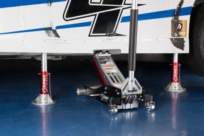 CHOOSING THE BEST FLOOR JACK FOR YOUR TRUCK-1