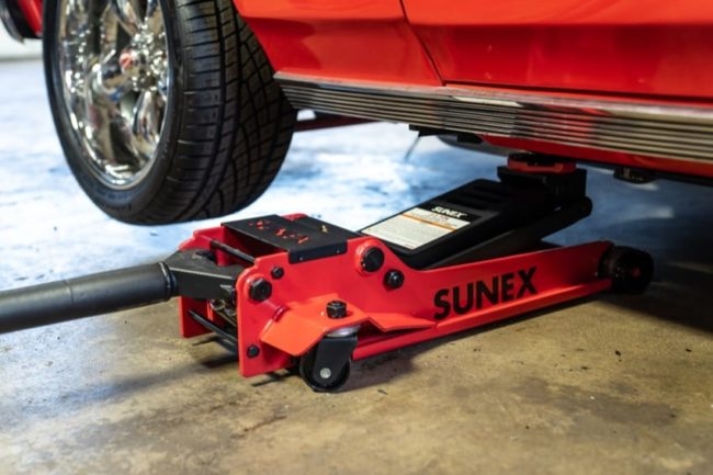 CHOOSING THE BEST FLOOR JACK FOR YOUR TRUCK-3